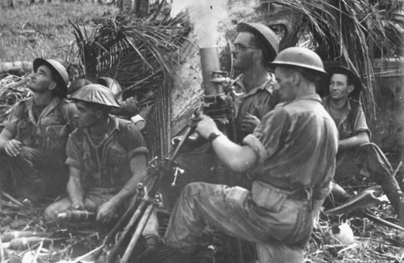 Австралийский расчёт ведёт огонь из трехдюймового миномета по врагу в районе тропы Кокода. 1942 г. 