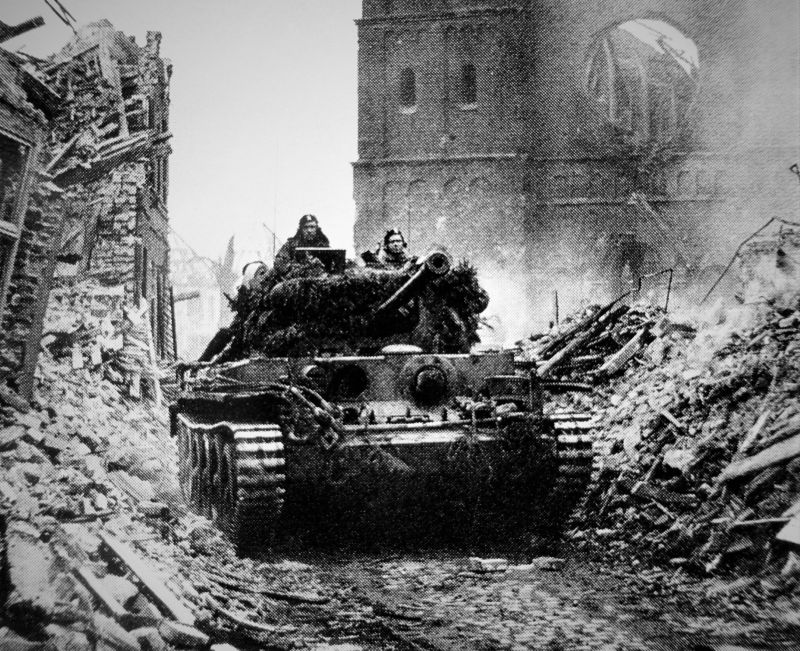 Танк «Кромвель» на улице разрушенного Удема. Февраль 1945 г. 