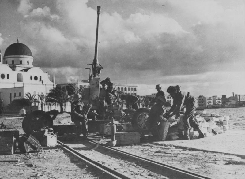 40-мм зенитная пушка «Бофорс» на улице Бенгази. 1942 г. 