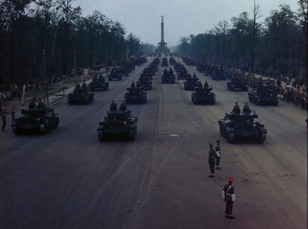 Британские танки «Кромвелль» и «Челленджер» на параде Победы союзников в Берлине. 7 сентября 1945 г. 