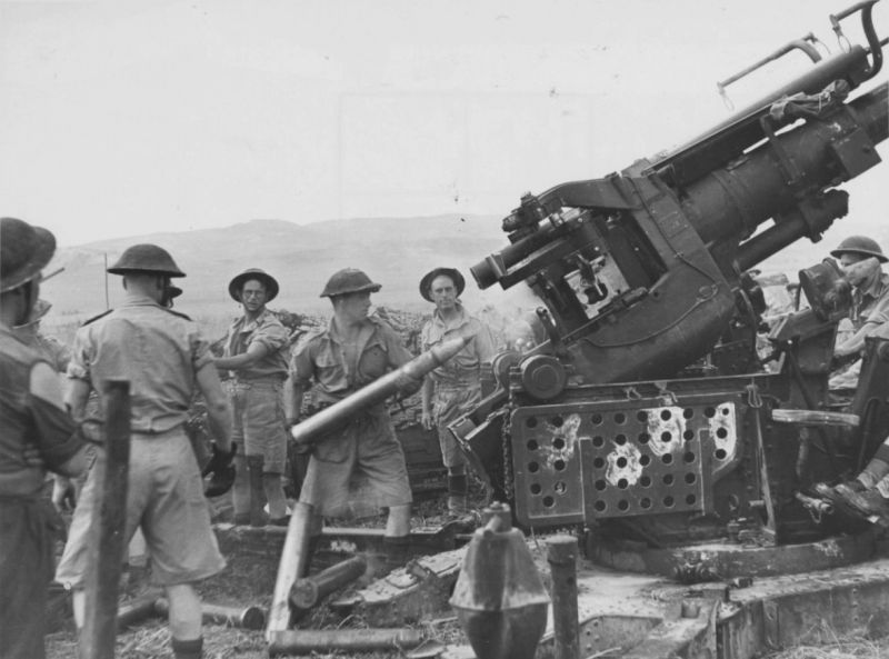 Артиллеристы ведут огонь из 94-мм зенитной пушки в районе тунисского Медьез-эль-Баб. 27 апреля 1943 г. 