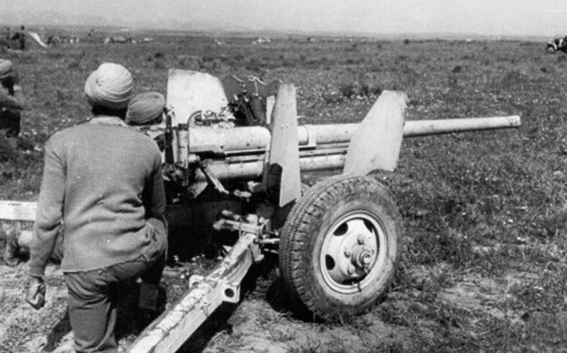 Расчет артиллеристов-сикхов ведет огонь из 57-мм противотанкового орудия. Август 1943 г. 