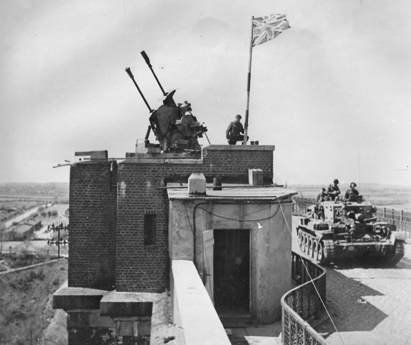 Танк «Центавр» на мосту через канал Норд-Остзее в немецком Штенфельде. 1945 г. 
