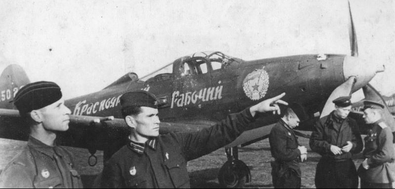 Советские летчики у американского истребителя Р-39 «Аэрокобра». 1943 г.