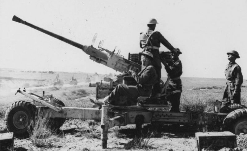 40-мм зенитная пушка «Бофорс» в Тунисе. 1943 г. 