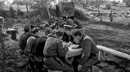 Авиаторы эскадрильи «Нормандия» обедают на полевом аэродроме. 1943 г. 