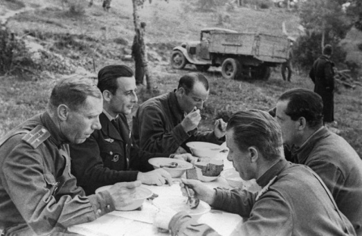 Авиаторы эскадрильи «Нормандия» обедают на полевом аэродроме. 1943 г. 
