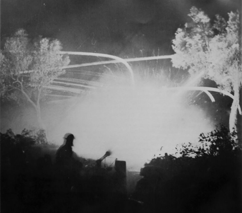 Британское 40-мм зенитное орудие «Бофорс» ведет огонь во время ночного боя в долине реки Гарильяно. Январь 1944 г. 