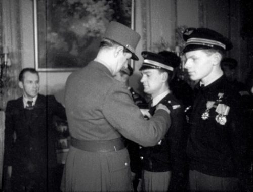 Генерал Шарль де Голль награждает летчиков авиаполка «Нормандия-Неман» в Москве. 9 декабря 1944 г.