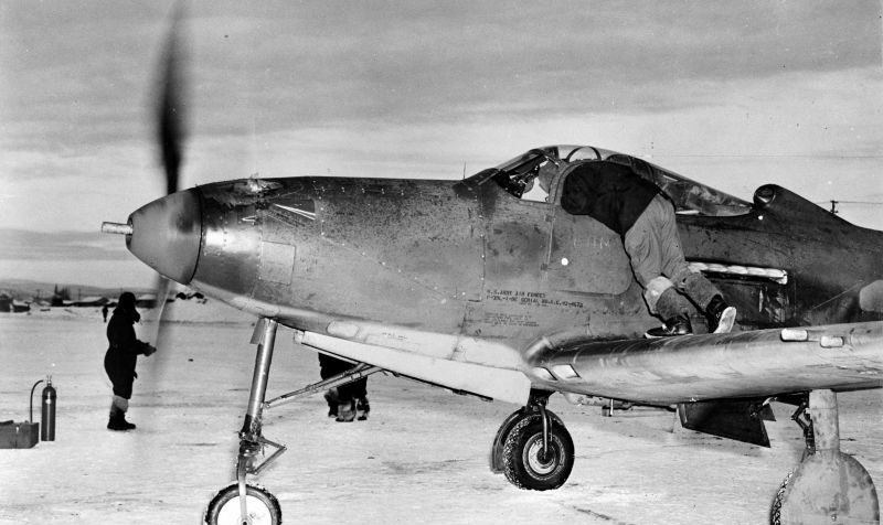 Предполетная подготовка истребителя Р-39L «Аэрокобра», предназначенного для СССР, на авиабазе Лэдд-филд на Аляске. 1943 г. 