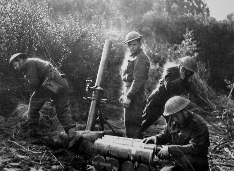 Расчет 107-мм миномета ведет огонь под Анцио. Март 1944 г. 