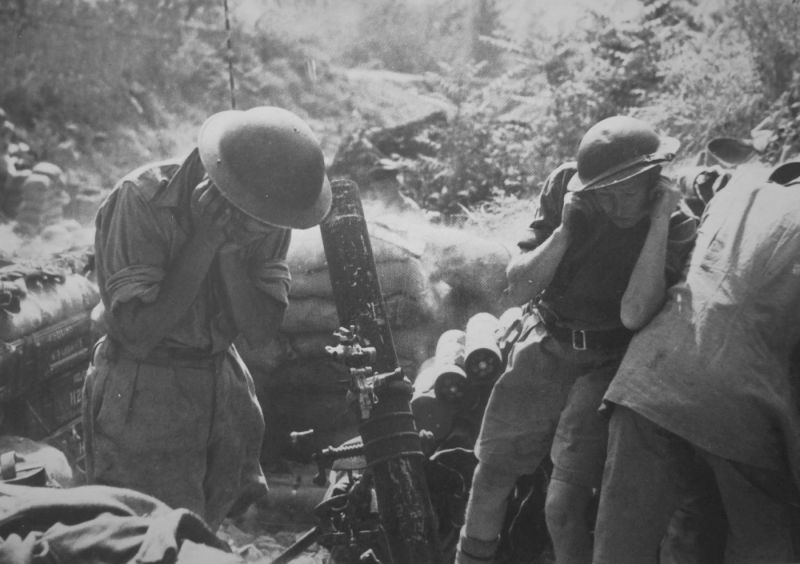 Расчет 107-мм миномета ведет огонь по позициям немецких войск в Кассино. 12 мая 1944 г. 