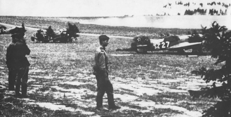 Истребители Як-9 и летчики «Нормандия» на аэродроме Дубровка. 1944 г. 