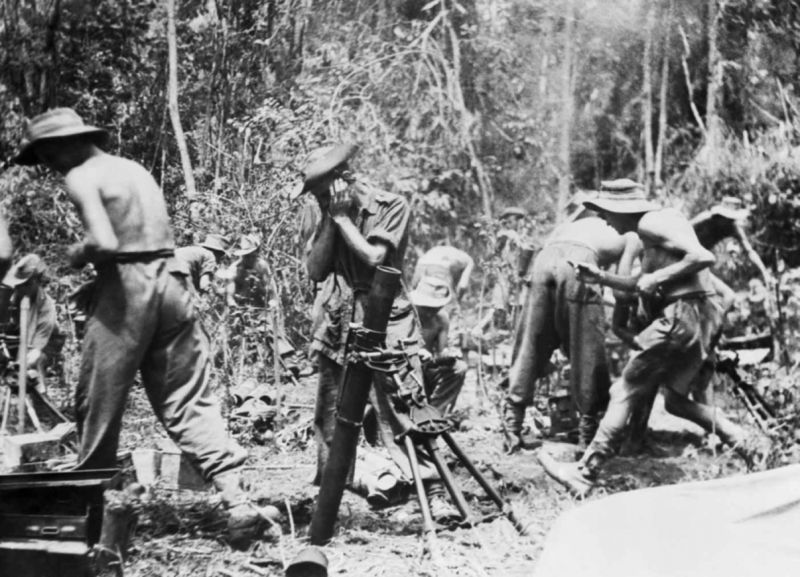 Расчет 81-мм миномета поддерживает наступление 19-й индийской дивизии по дороге восточнее бирманского городка Таунгу. Июль 1944 г. 