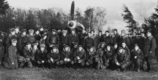 Пилоты авиаполка «Нормандия-Неман» у истребителя Як-3. 1944 г. 
