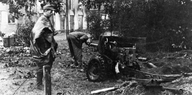 Немецкие солдаты осматривают захваченную британскую 6-фунтовую пушку в Арнеме. 18 сентября 1944 г. 