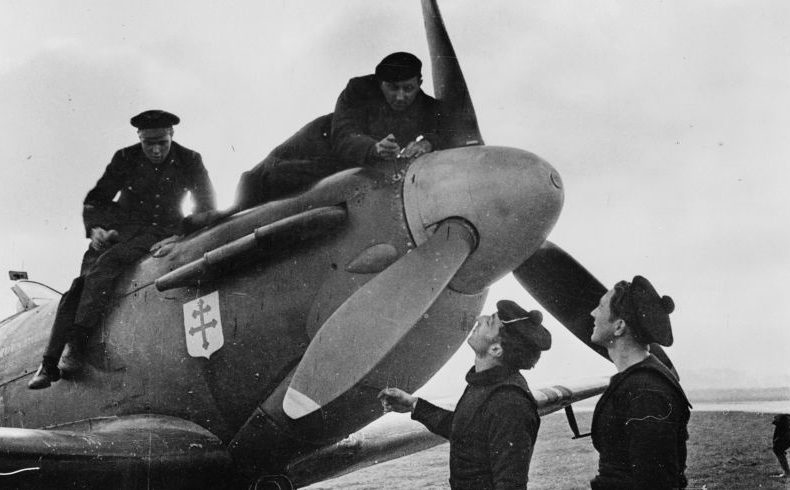 Французские авиатехники обслуживают истребитель «Спитфайр» ВВС «Свободной Франции». 1944 г. 