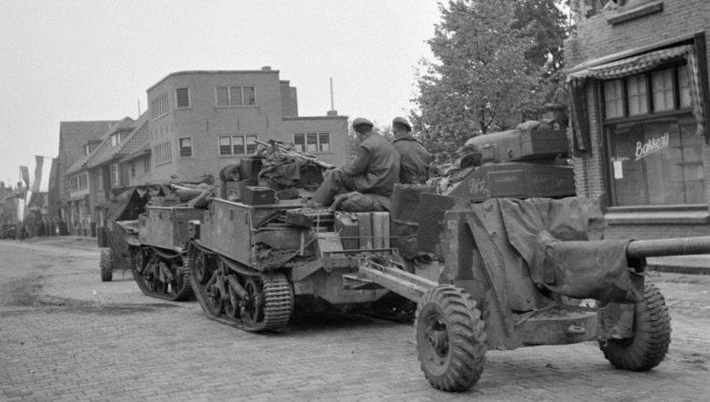 Бронетранспортеры Universal Carrier буксируют 57-мм 6-фунтовые противотанковые пушки. 18 сентября 1944 г.