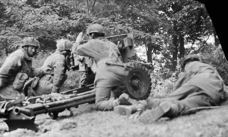 Расчет 6-фунтовой 57-мм противотанковой пушки ведет огонь по огнеметному танку в лесу на окраине голландского городка Остербек. 20 сентября 1944 г. 