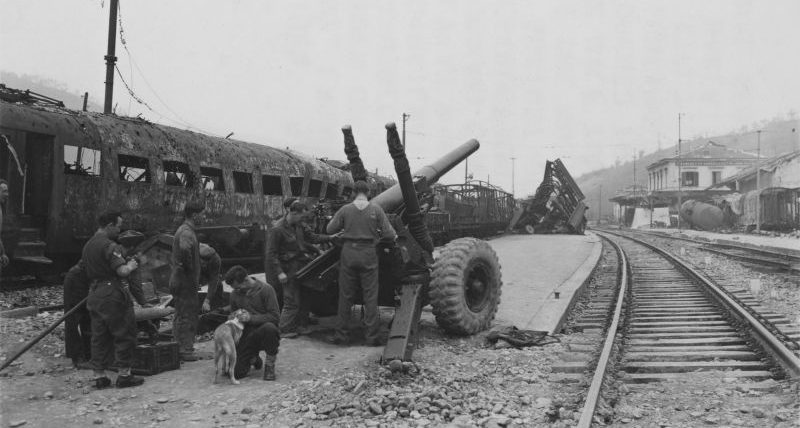 Южноафриканский расчет 5,5-дюймовой пушки на позиции на станции Лагаро в Италии. 24 ноября 1944 г. 