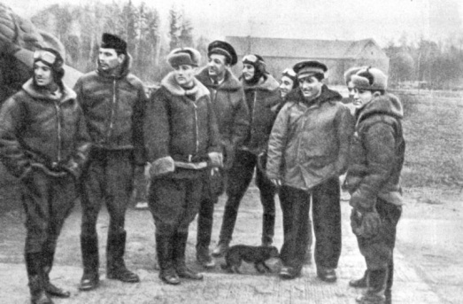 Советские и французские летчики 1-й воздушной армии. Январь 1945 г. 