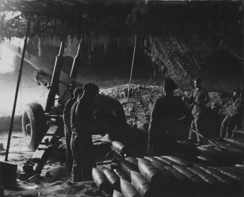 Артиллеристы ведут огонь из 140-мм пушки в Нормандии. 1944 г. 