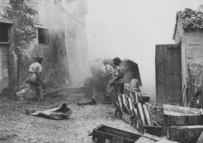 Артиллеристы ведут огонь из 76-мм противотанковой пушки на улице итальянского города. 1944 г. 