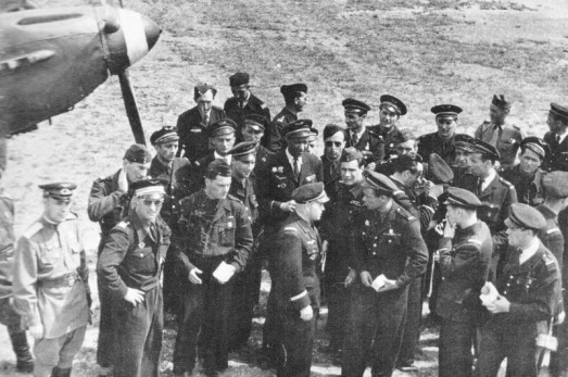 Летчики авиаполка «Нормандия-Неман» и офицеры советских ВВС на аэродроме Ле Бурже. Июнь 1945 г. 