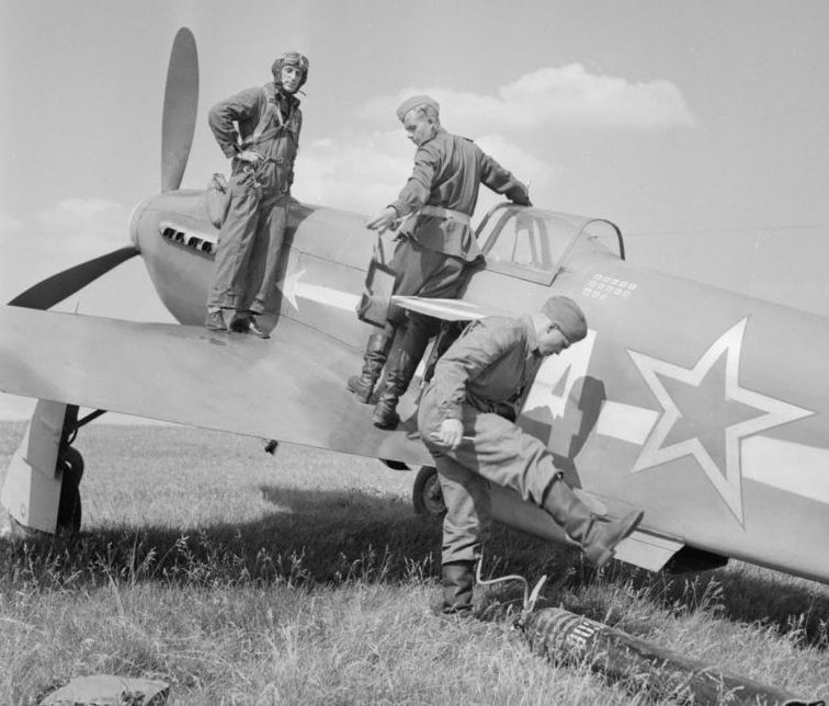 Французский летчик и советские техники готовят истребитель Як-3 к вылету. 1945 г. 