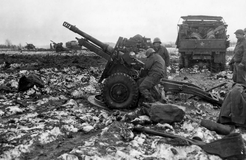 Артиллеристы у 87-мм орудия на позиции у Шёнезайффена. 3 февраля 1945 г. 
