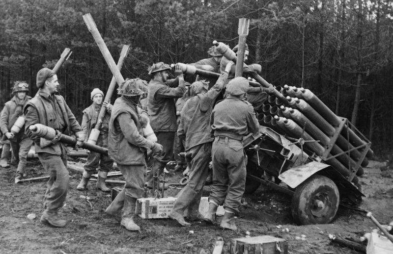 Британские артиллеристы заряжают реактивную установку Land Mattress в Рейхсвальде. 8 февраля 1945 г. 
