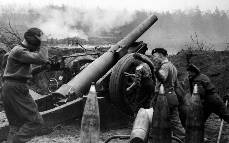 Артиллеристы поддерживают огнем из 7,2-дюймовых гаубиц войска, наступающие у Неймегена. 10 февраля 1945 г. 