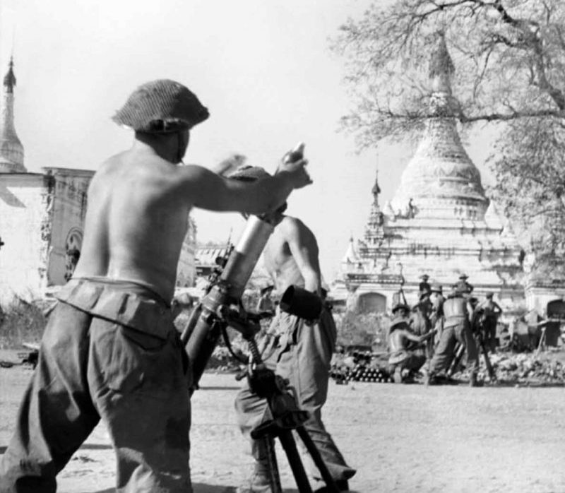 Британские солдаты ведут огонь из 81-мм минометов на улице бирманского города Мейтхила. 28 февраля 1945 г. 
