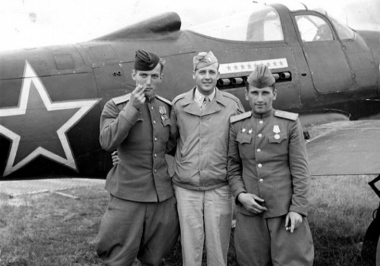 Американский и советские пилоты рядом с истребителем Р-39 «Аэрокобра» во время перегонки Ленд-лизовских самолетов по авиатрассе Ал-Сиб. 1944 г. 