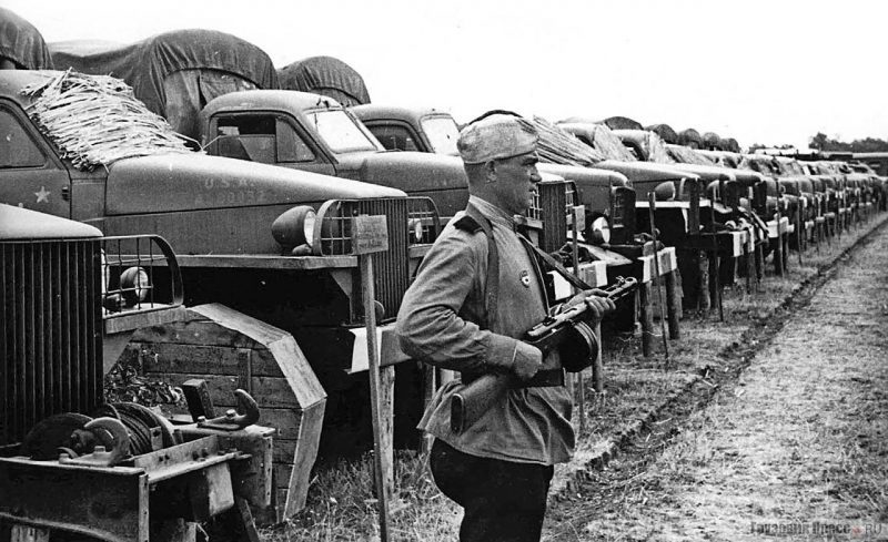 Грузовые автомобили «Студебекер», приготовлены для отправки на фронт. Резерв Ставки Верховного главнокомандования. Район Можайска, 1944 г.