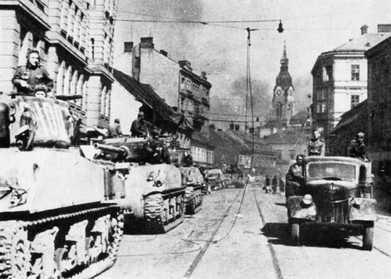 Советские танки M4А2 в Брно. Апрель 1945 г.