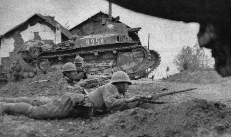 Японская пехота и танк Тип 89 во время битвы у Наньчана.