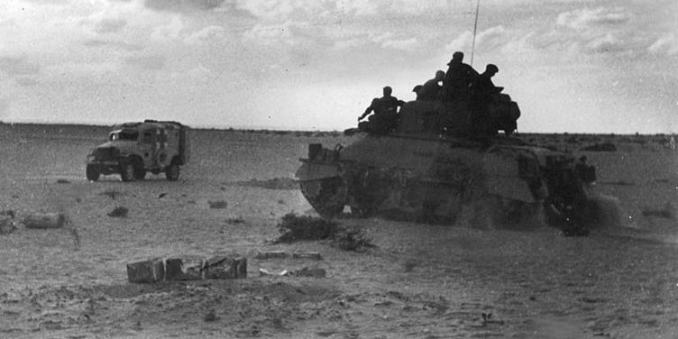 Танк M4 Sherman 2-го корпуса генерала Дж. Паттона продвигается пустыней. Тунис, 1943 г. 