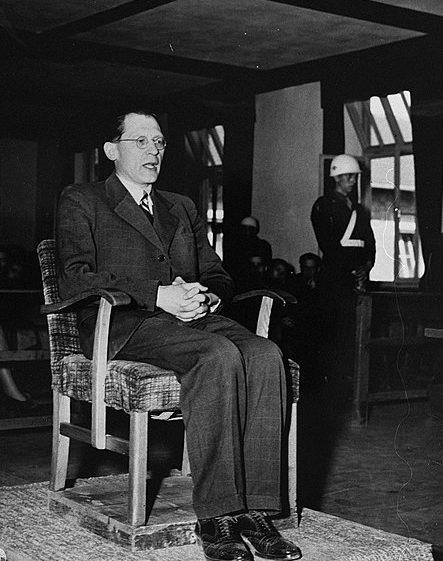 Ойген Когон, бывший узник Бухенвальда, свидетель от обвинения. 16 апреля 1947 г.