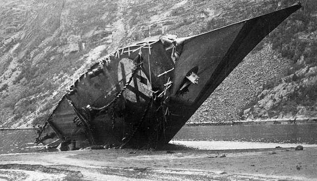 Обломки затопленного немецкого эсминца «Бернд фон Арним» в Ромбакс-фьорде. 