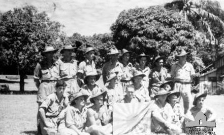  Австралийские солдаты с японским флагом, захваченным во время битвы.