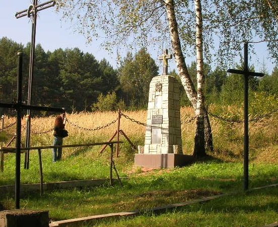 Памятник у братских могил на кладбище Завадки Морохивской. 
