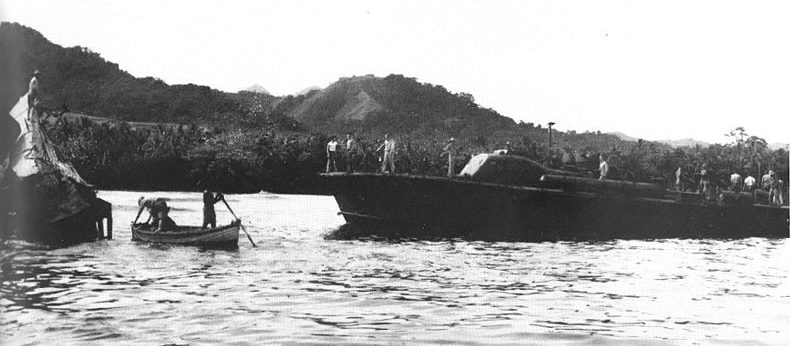 Американские моряки у поврежденной японской подводной лодки «И-1».