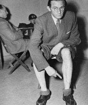 Йозеф Спектор, бывший узник Бухенвальда, показывает шрамы от жестокого обращения с ним. 9 мая 1947 года.