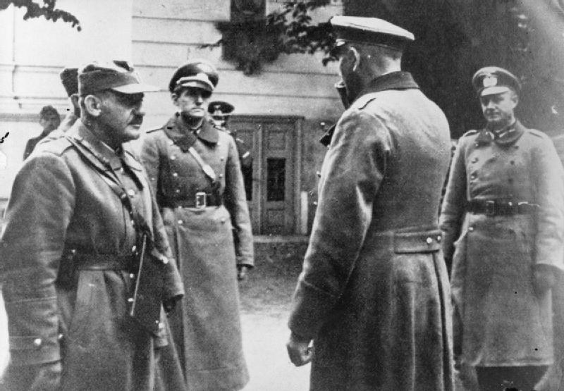 Генерал Леопольд Чехак при передаче крепости Модлин Адольфу Штраусу. 29 сентября 1939 г.