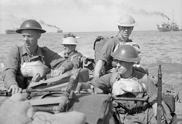 Британские войска высаживаются на остров.