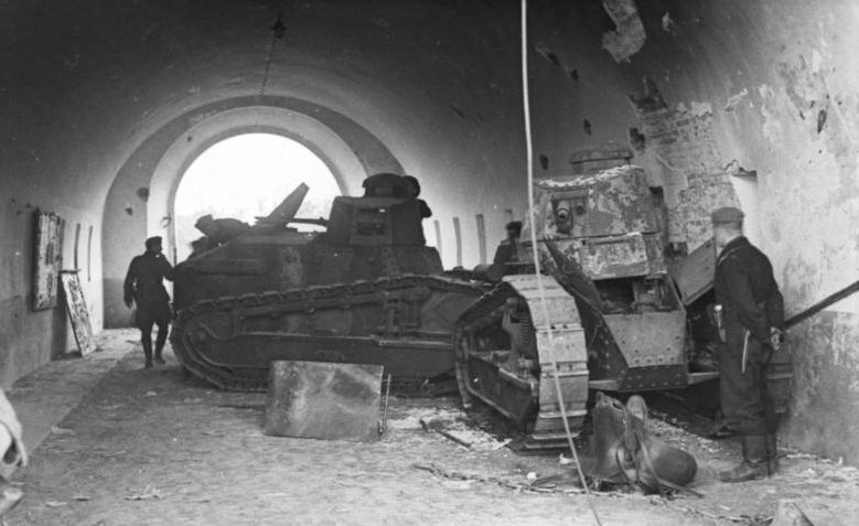 Пара танков Рено FT, заблокировавших северные ворота крепости.