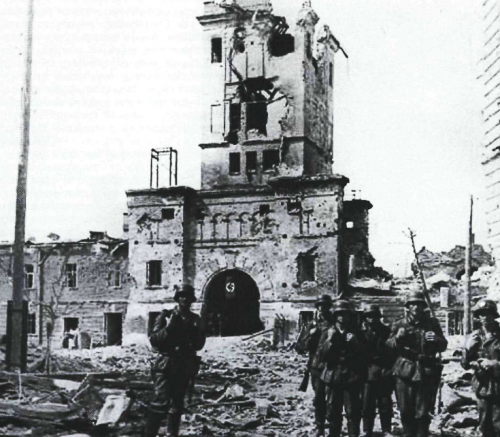 Немецкие солдаты на развалинах Брестской крепости.