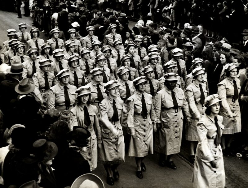 Члены WAAC на Куин-стрит в Окленде. 1942 г.