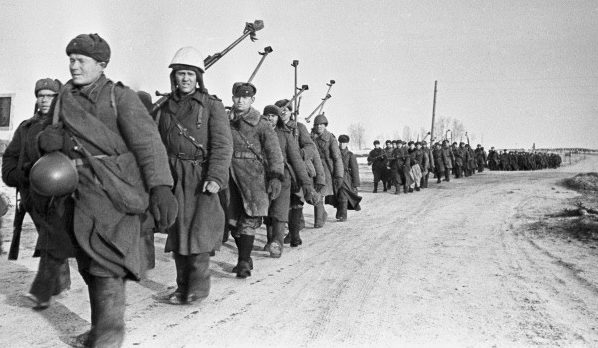 Советские бойцы на марше к Вязьме. 